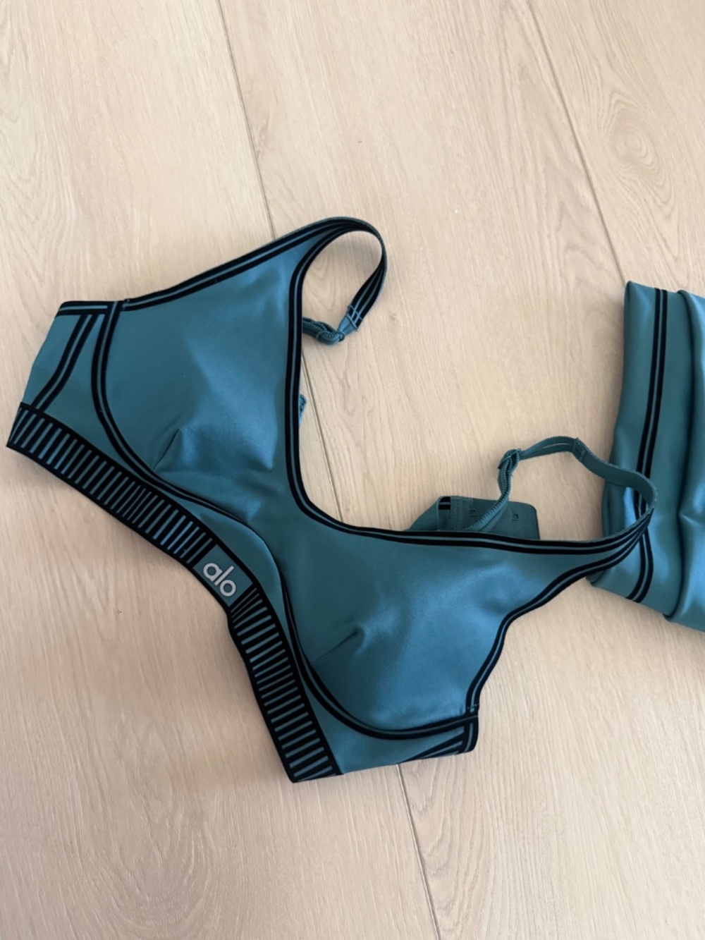 Alo Airlift Bra and Legging set, size small - Picture 2 of 4